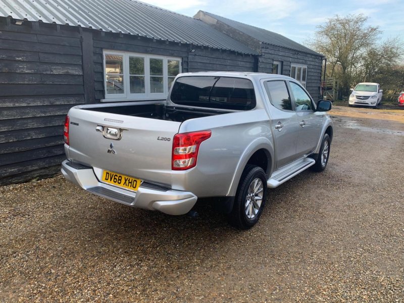 MITSUBISHI L200