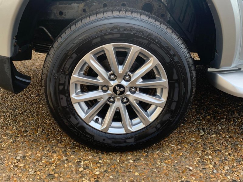 MITSUBISHI L200